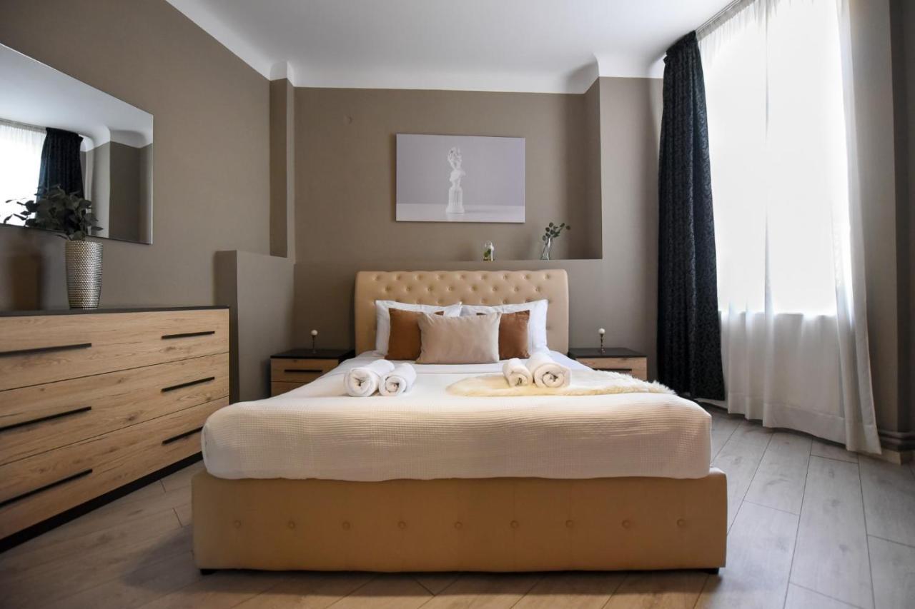 Discover Comfort: Charming & Spacious Apartment In The Old Town Букурещ Екстериор снимка