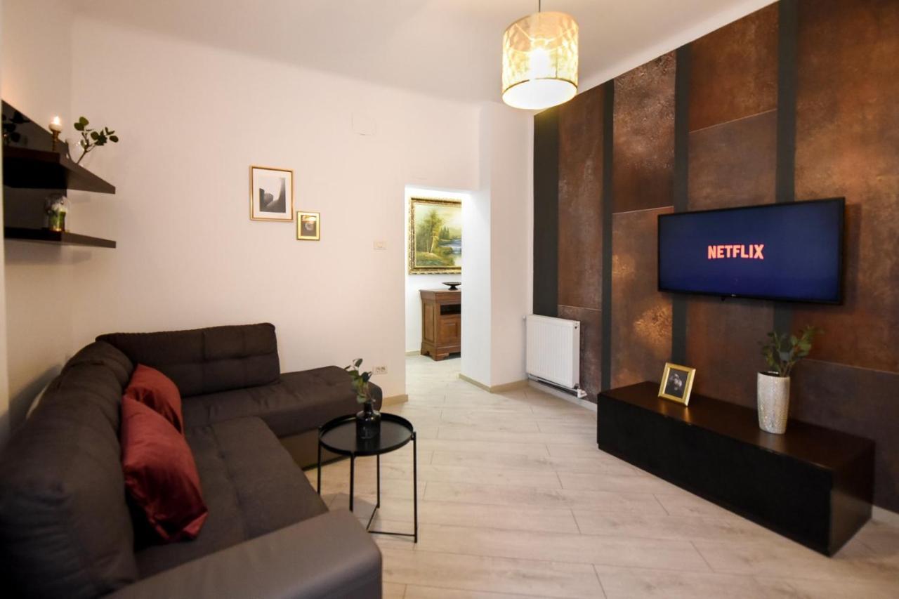 Discover Comfort: Charming & Spacious Apartment In The Old Town Букурещ Екстериор снимка