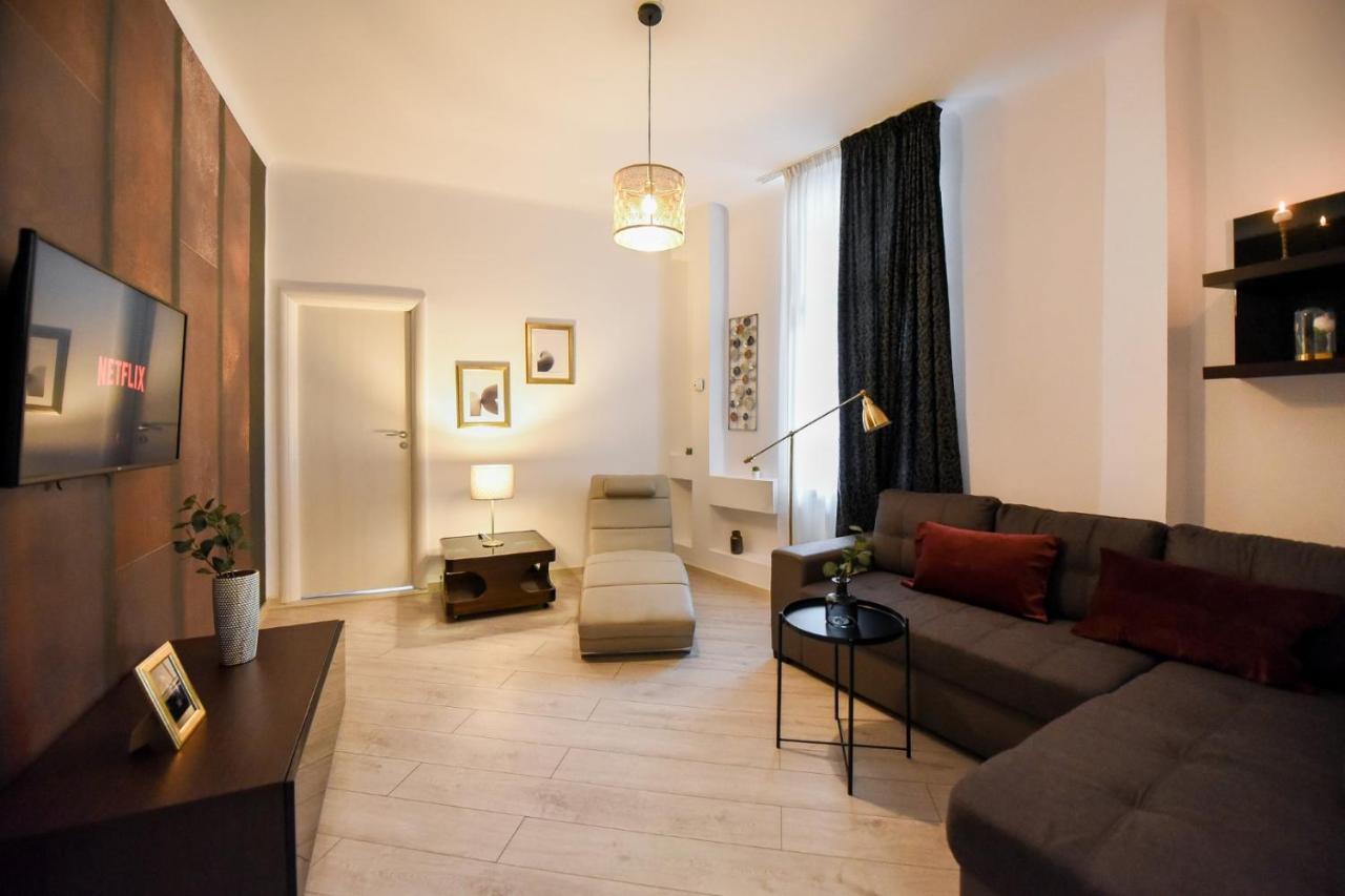 Discover Comfort: Charming & Spacious Apartment In The Old Town Букурещ Екстериор снимка
